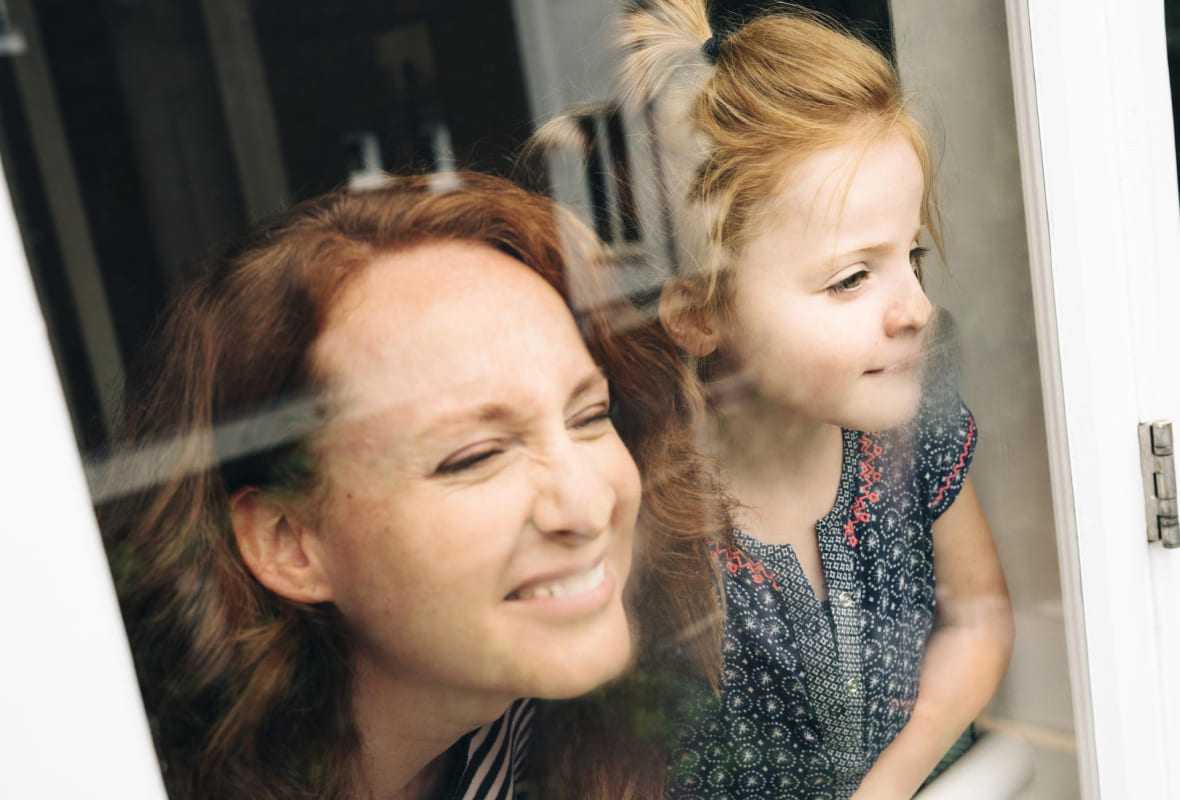 Vrouw en dochter bij raam