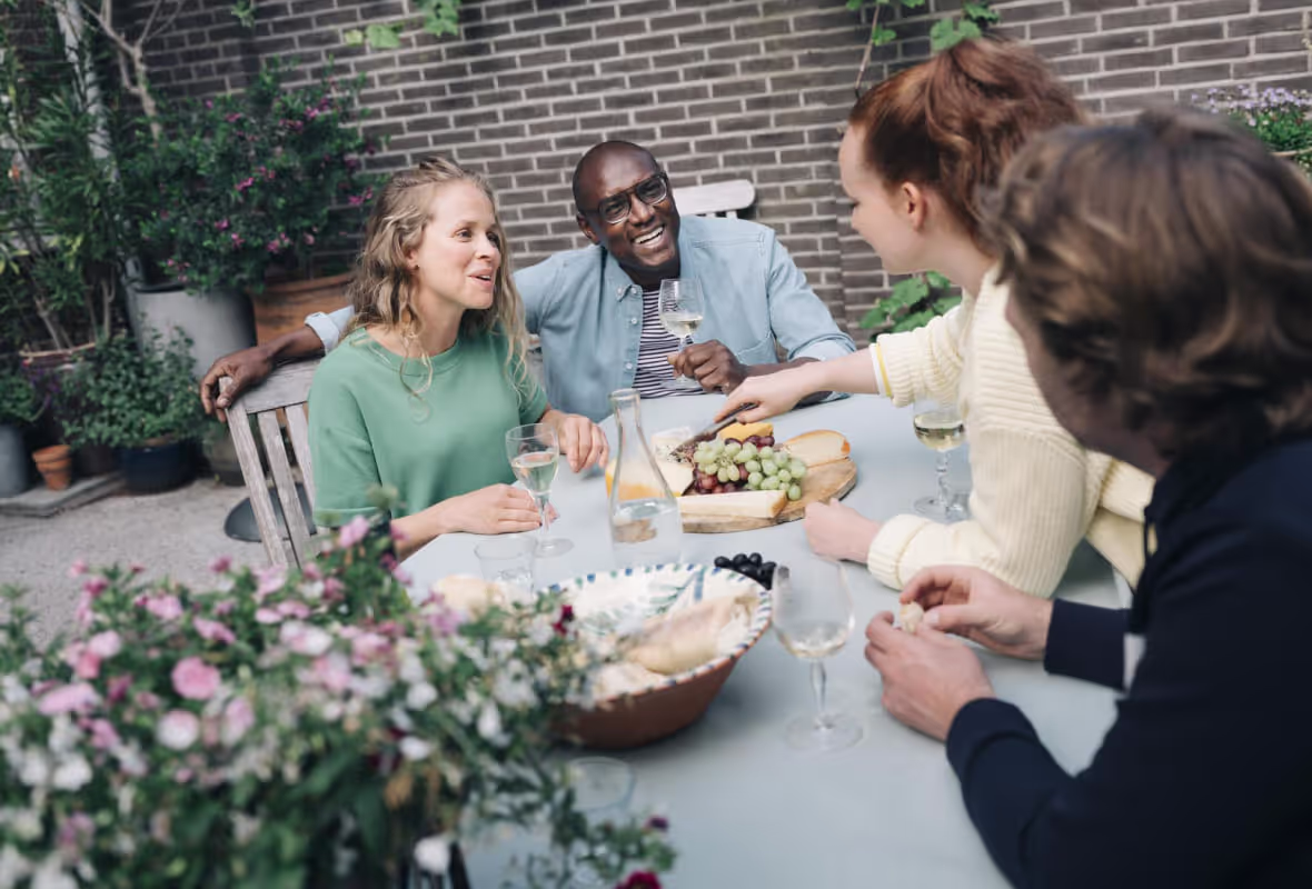 Koppel buiten met eten en auto