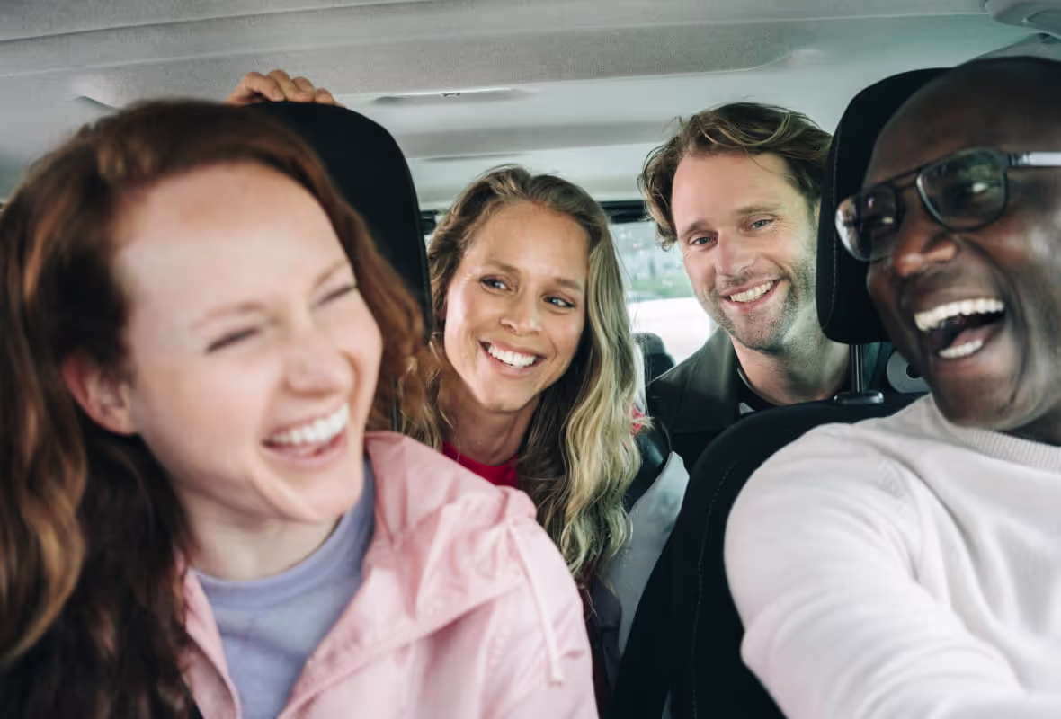 Stel lacht in auto