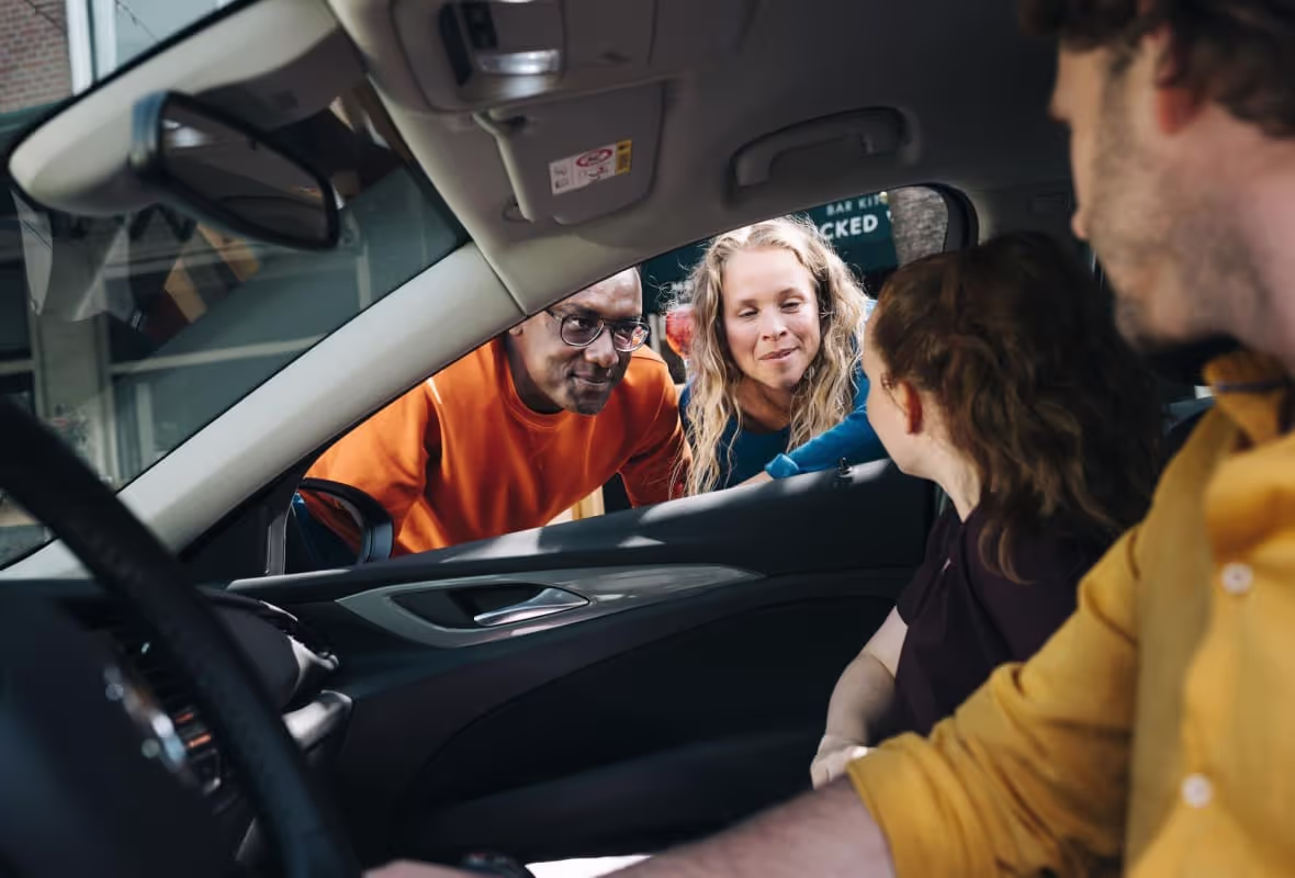Koppel in auto praten