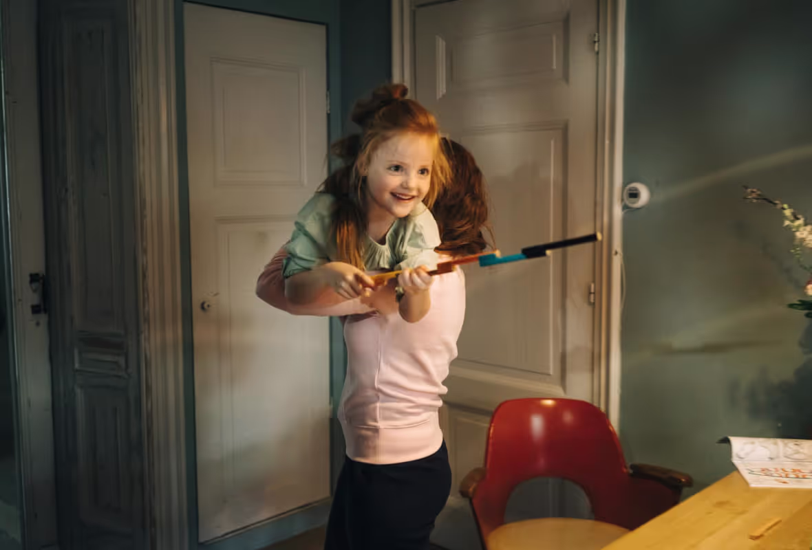 Vrouw met kind spelen thuis