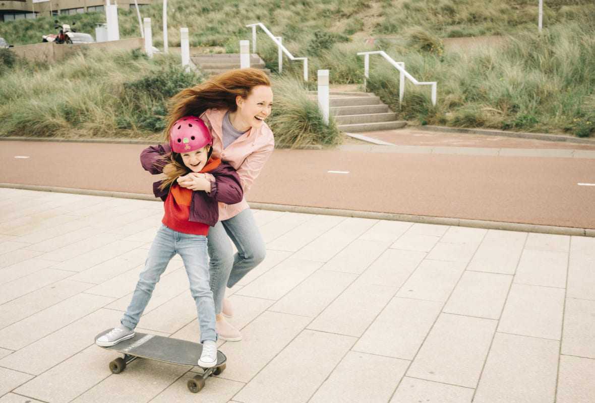 Moeder en dochter op skateboard