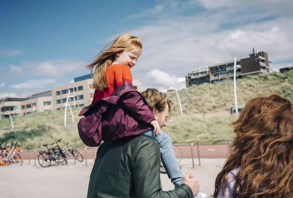 familie buiten wandelen