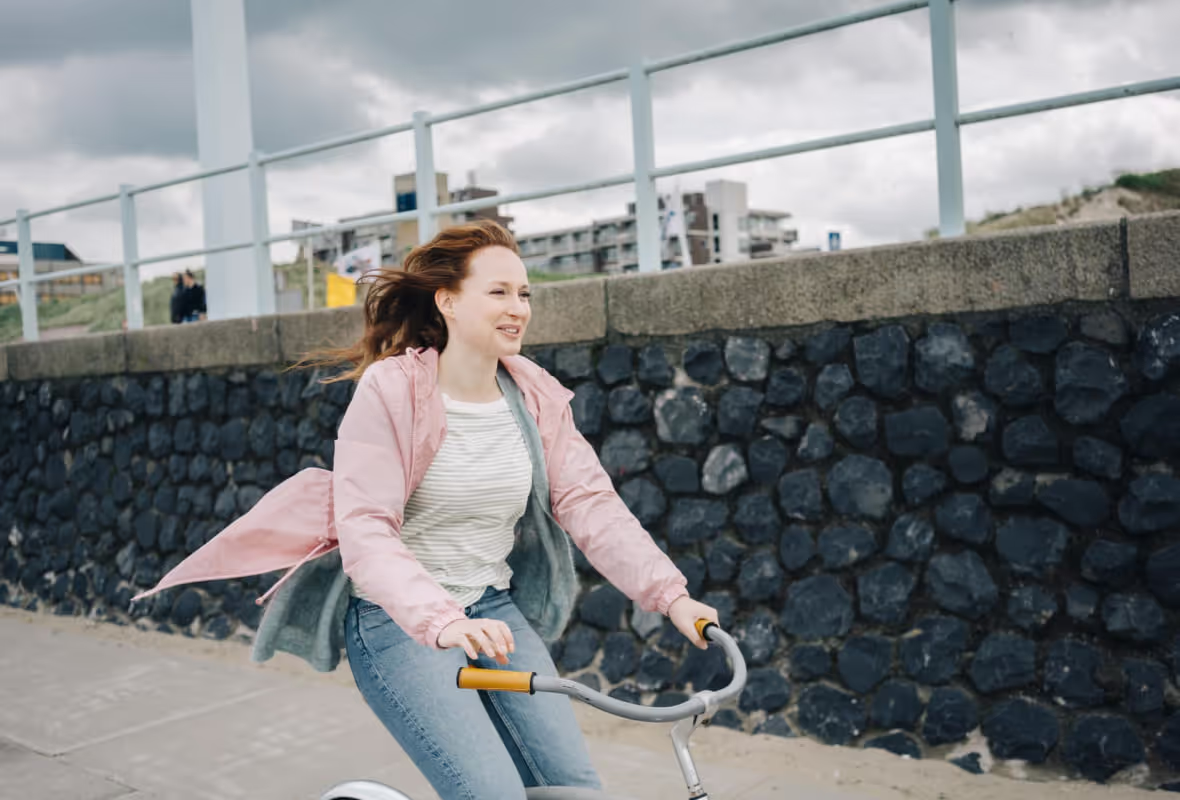 Vrouw buiten op fiets