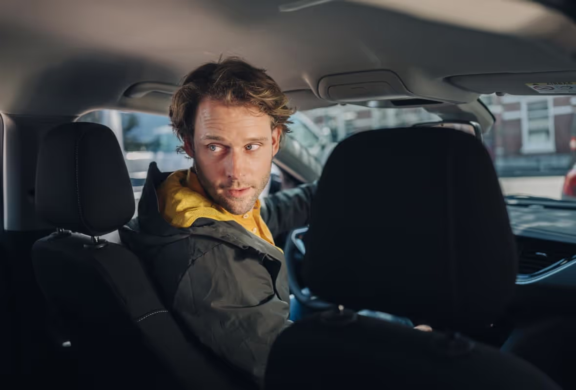 Man in auto rijdt