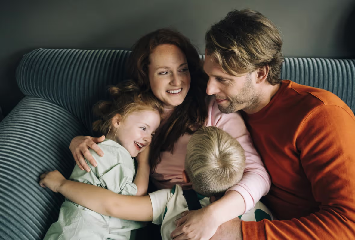 Familie buiten aan het praten
