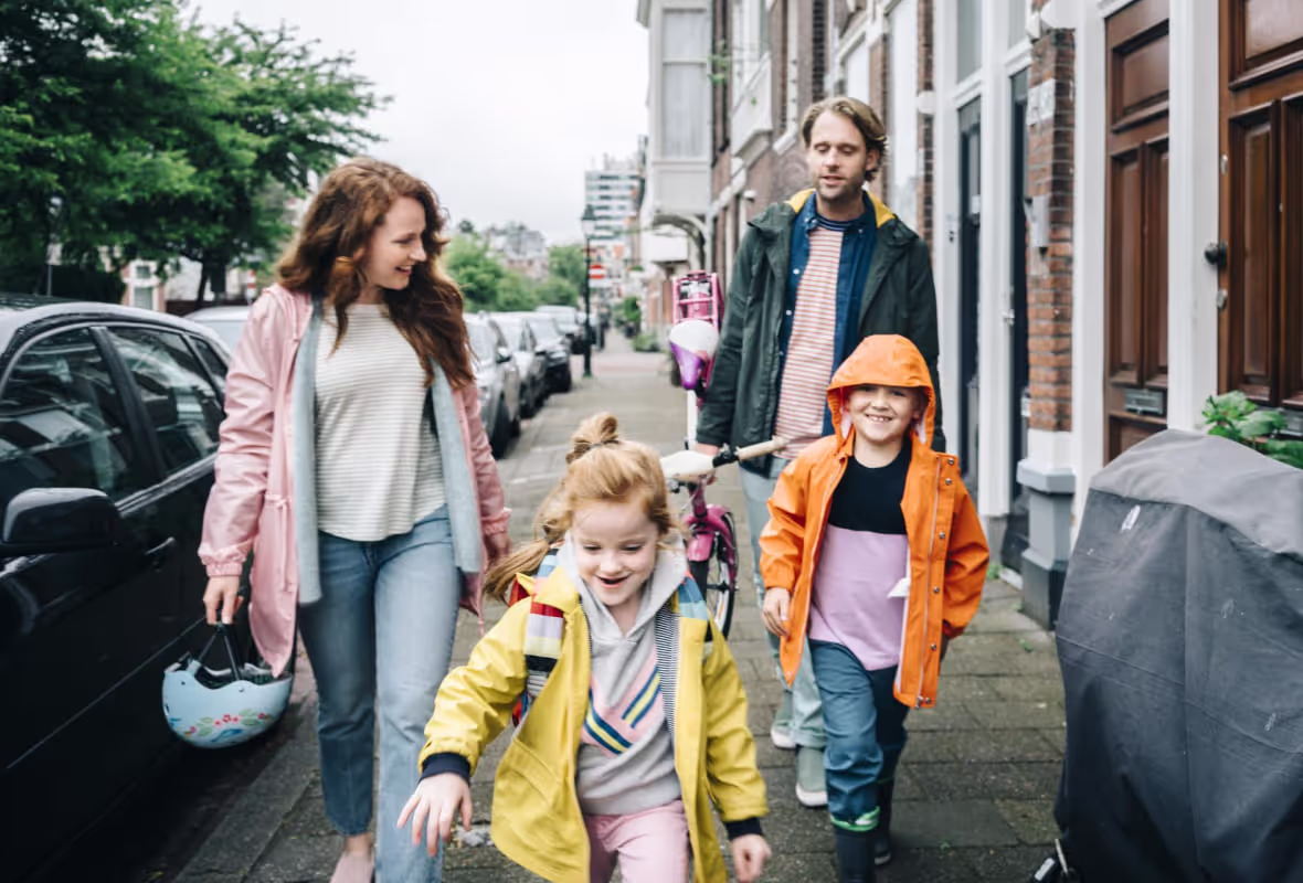 Buiten wandelende familie