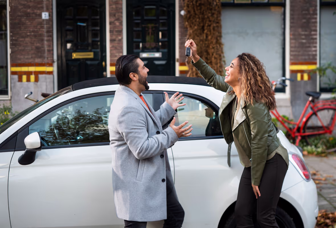 Blij stel heeft nieuwe auto gekocht