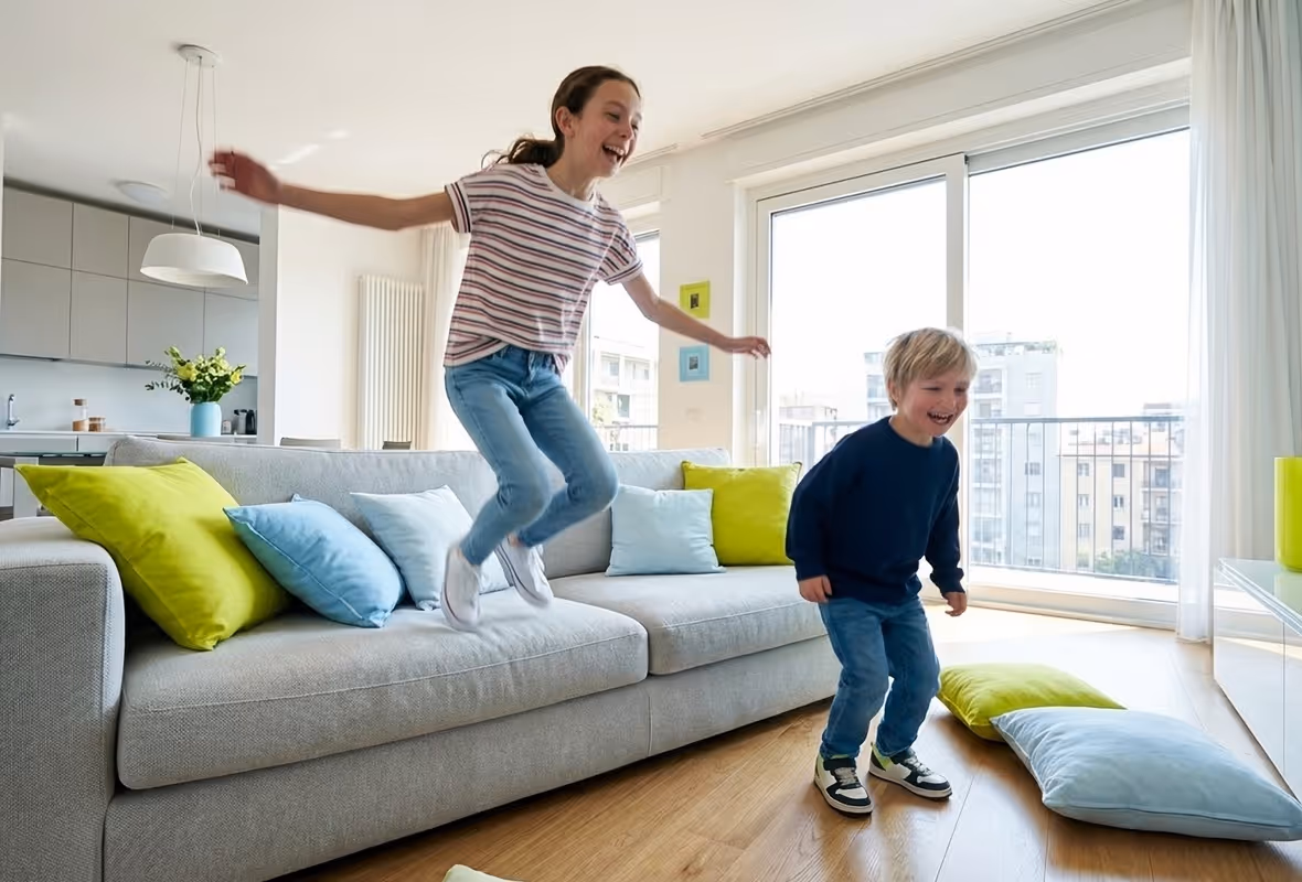 Spelende kinderen op de bank