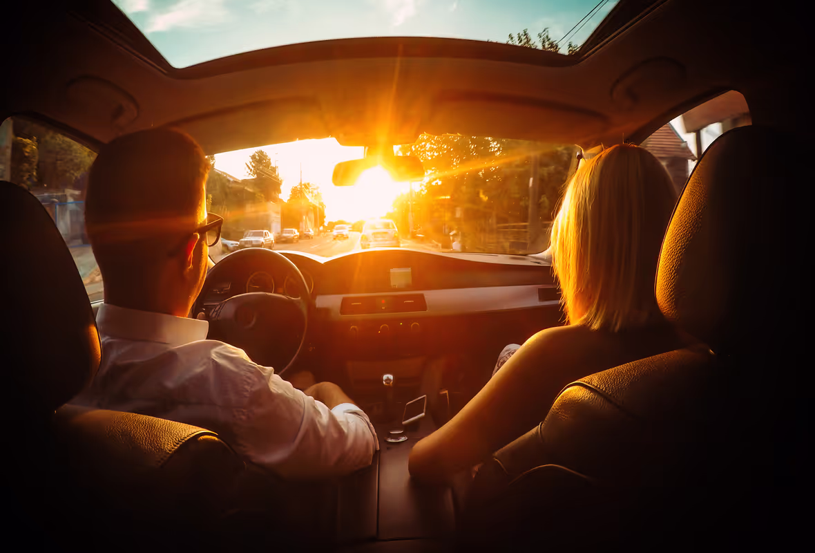 Laagstaande zon in  de auto