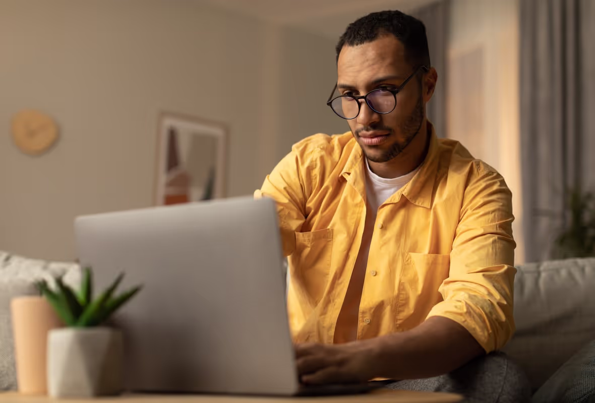 Man achter laptop