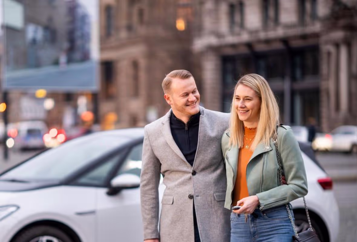Stel bij witte auto