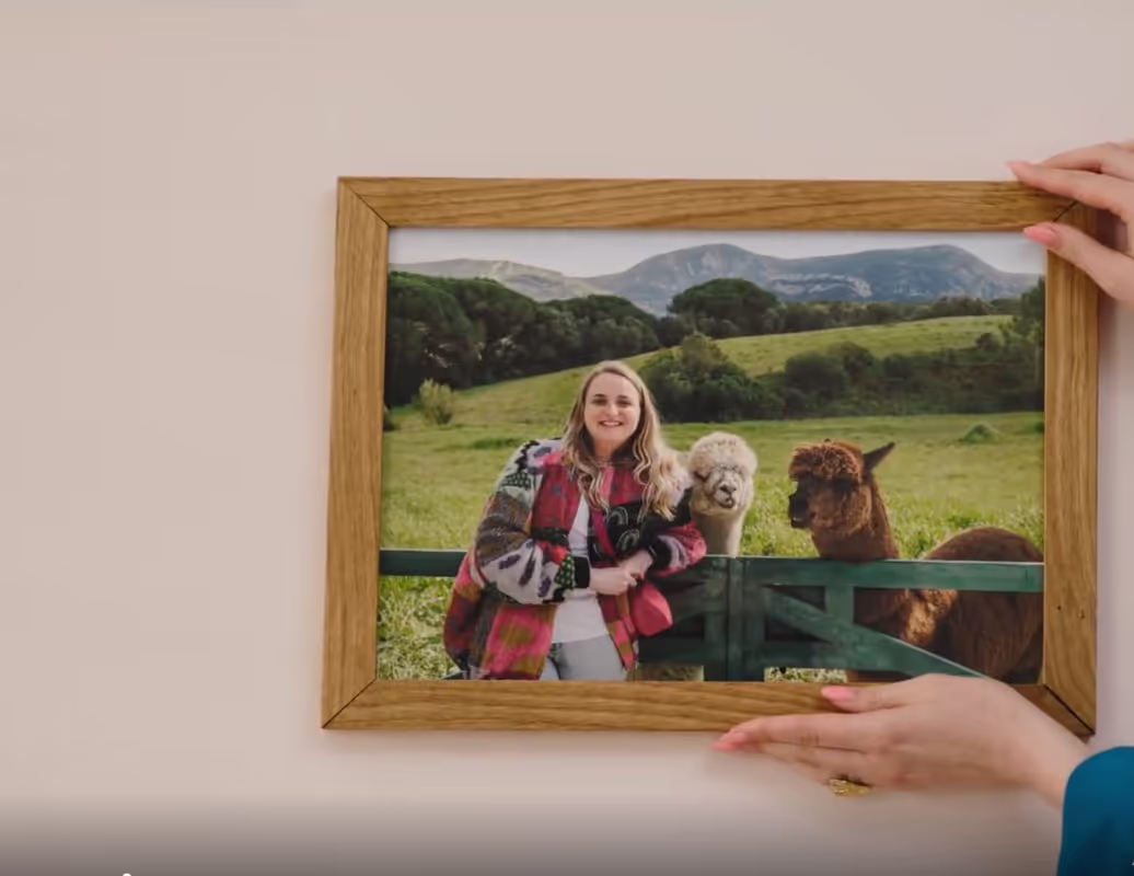 Lijstje met vakantiefoto aan de muur