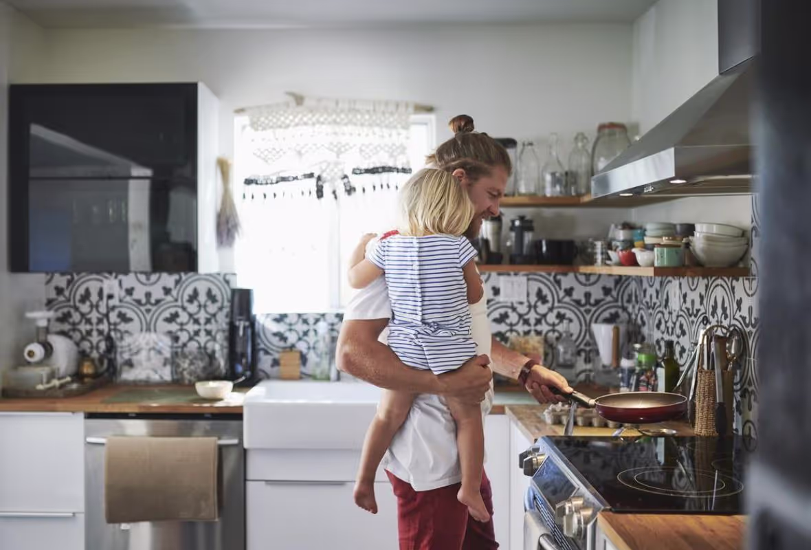 Vrouw met koffie en telefoon