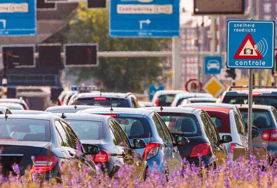 Auto's voor stoplicht