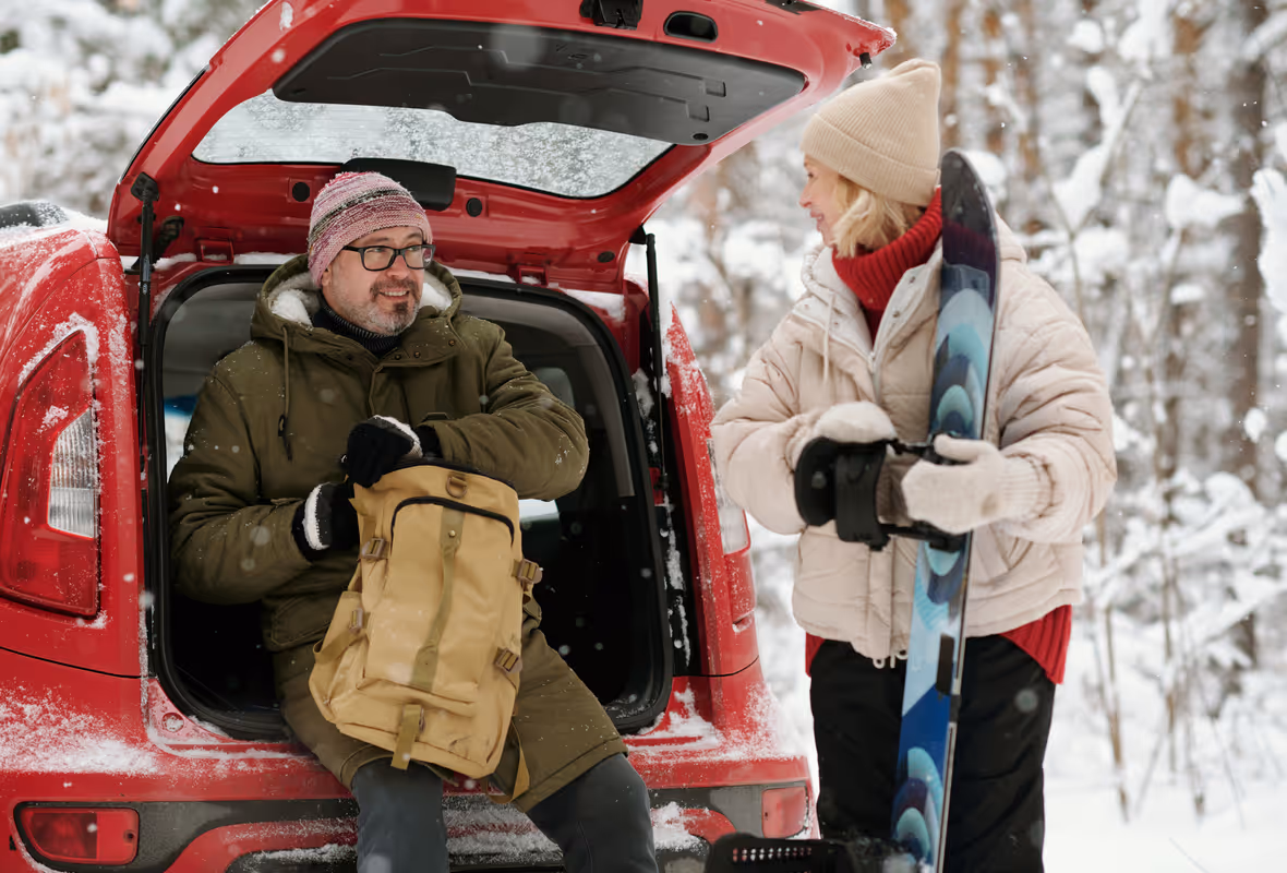 Stel in de auto op wintervakantie