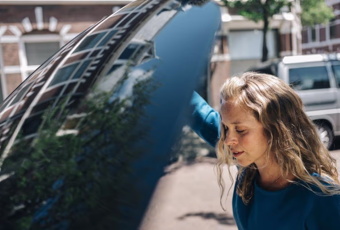 Vrouw bij motorklep auto