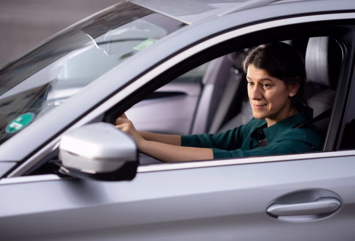 Vrouw in grijze auto
