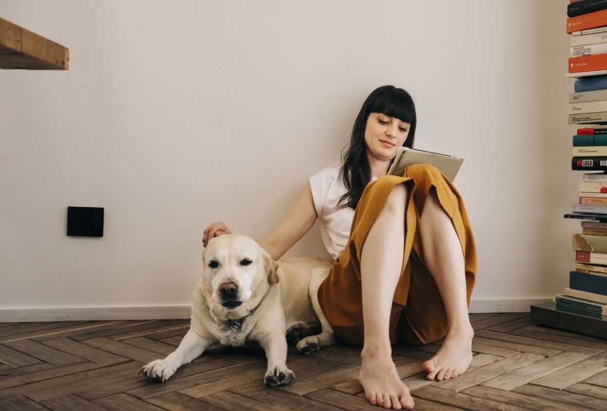 Vrouw met hond en boek