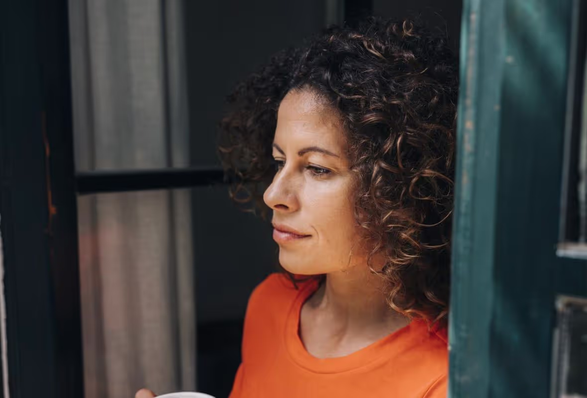 Vrouw in deuropening