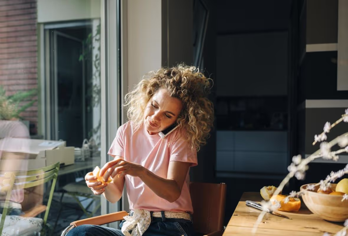 Vrouw met sinaasappel