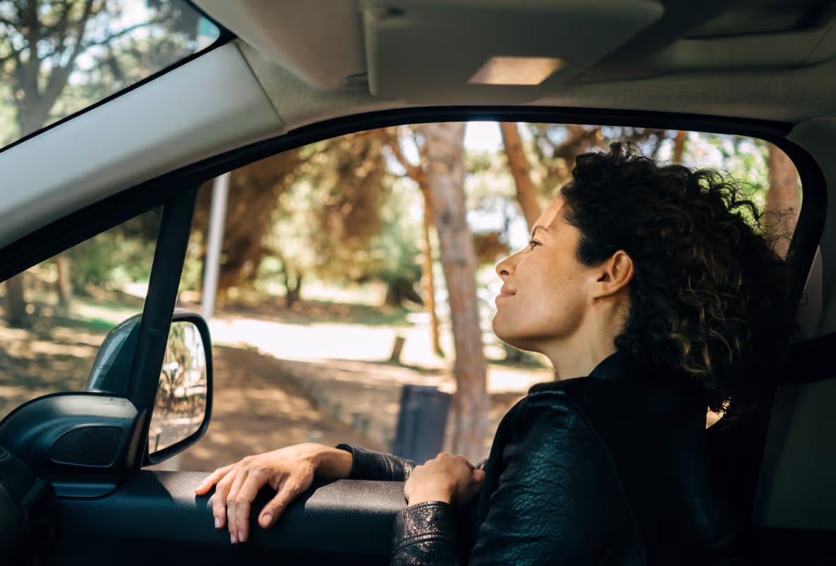 Vrouw auto wind