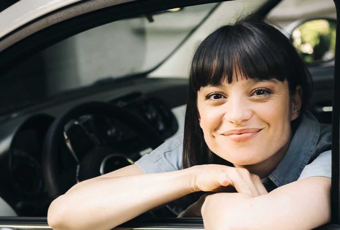 Vrouw lachend in auto