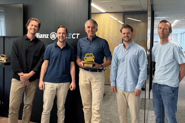 Het team van Allianz Direct met de gewonnen Award WA-autoverzekering van 2025