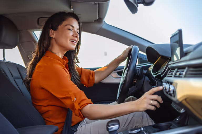 Vrouw in auto zet airco aan