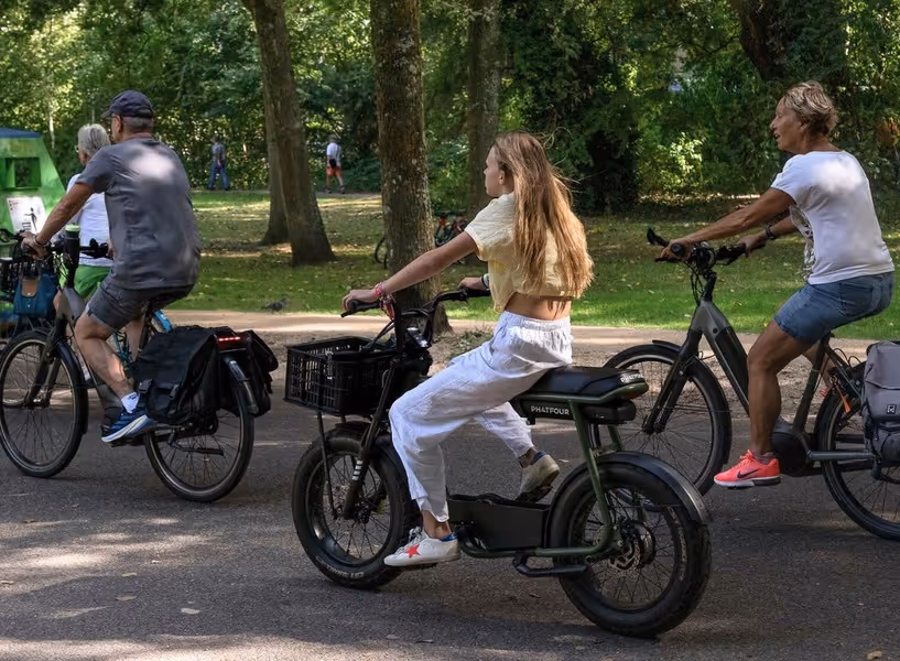 Een groepje jongeren fietst op fatbikes door het park