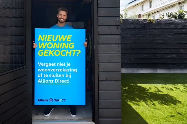 Man met Allianz Direct bord in zijn handen