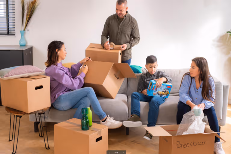Gezin aan het inpakken voor verhuizing