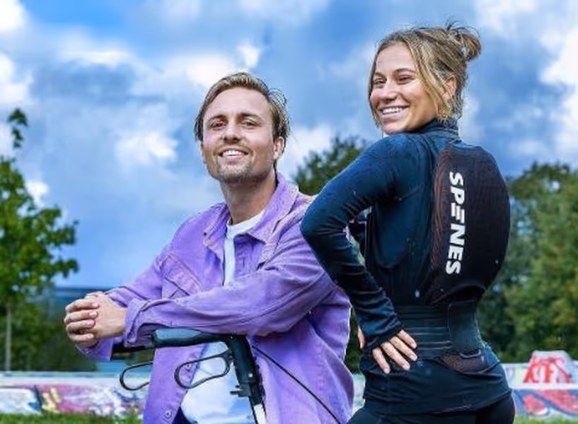 Menno Streefland poseert met een vrouw die de rugbeschermer draagt