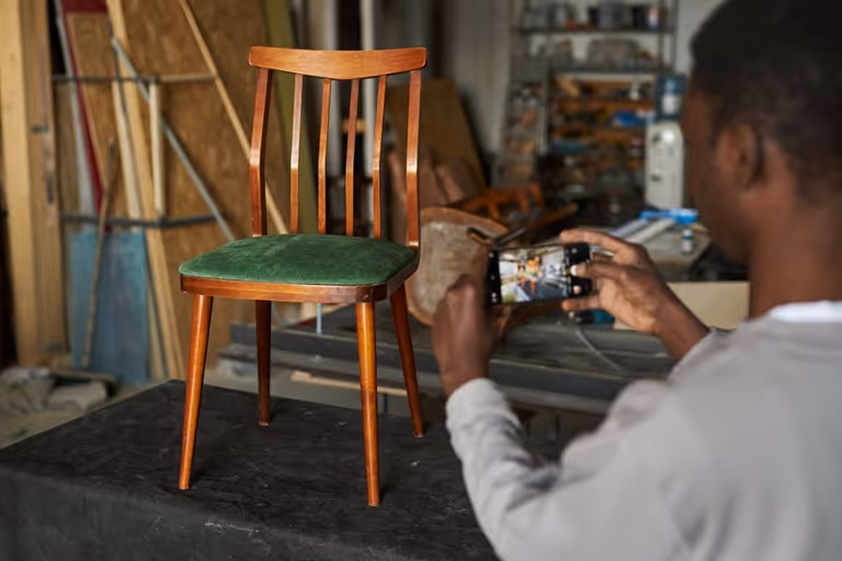 Man maakt foto van tweedehands stoel