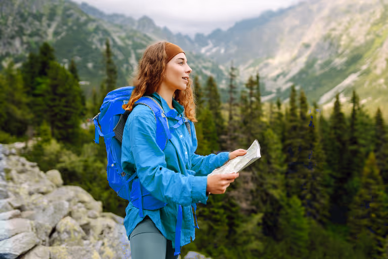 Vrouw met kaart in haar handen