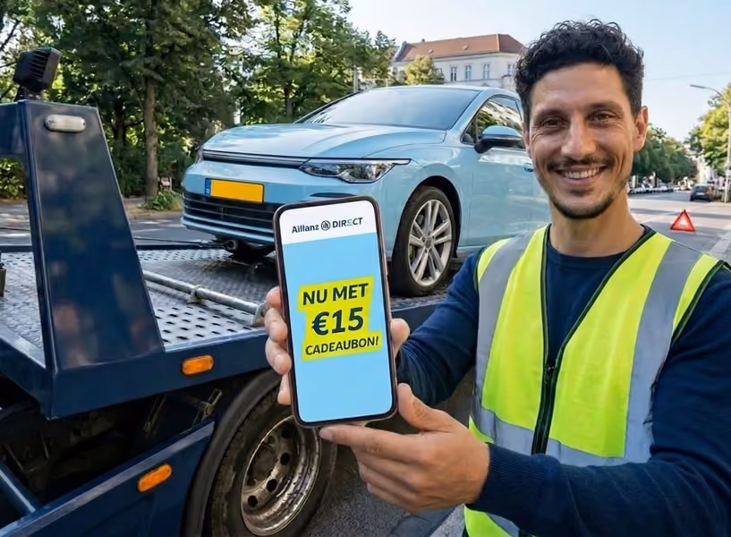 Een pechhulpmedewerker laadt een auto op een oplegger.