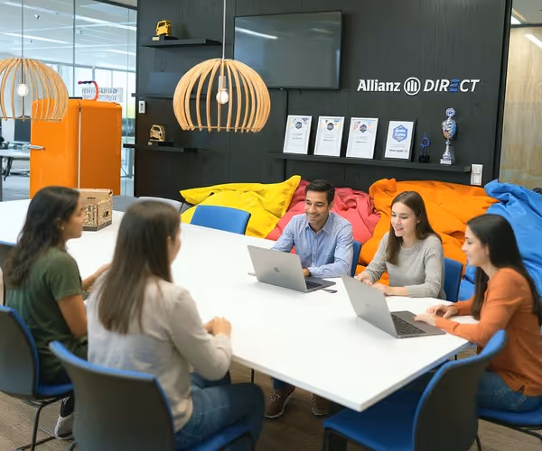 Een groep collega's heeft een vergadering in het kantoor van Allianz Direct