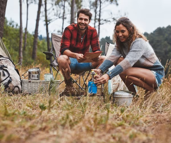 Een stel kampeert in de natuur