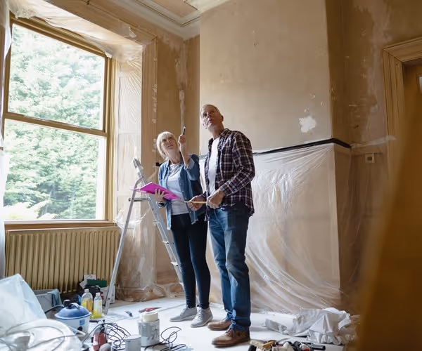 Een ouder stel staat te klussen in een kluswoning