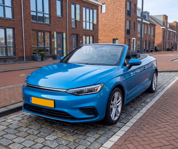 Een blauwe cabrio staat voor de deur in een woonwijk