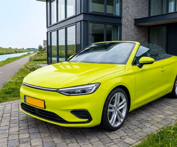 Een knalgroene cabrio staat voor een mooi huis in een landelijke omgeving