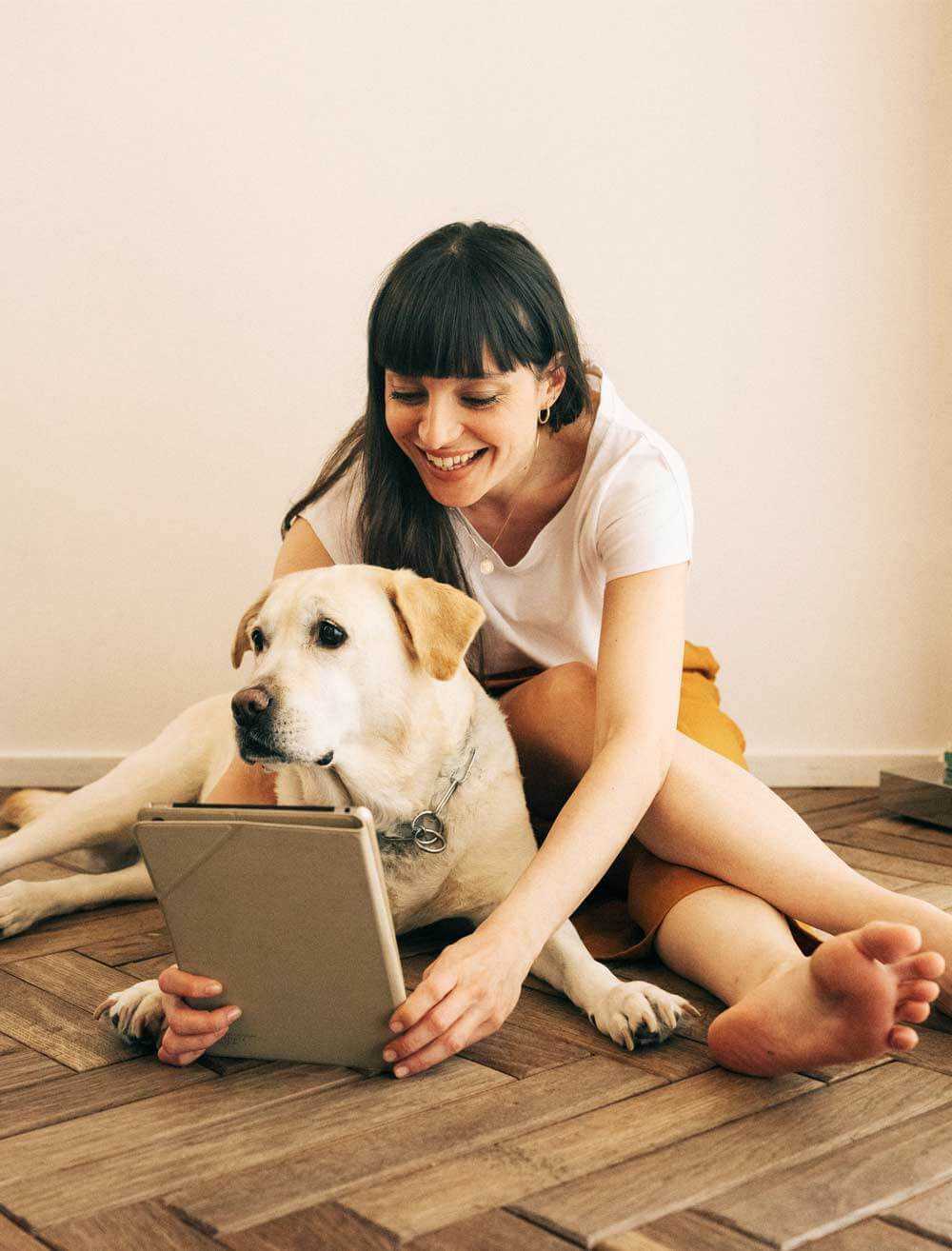 Vrouw met hond thuis leest