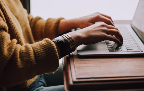 Vrouw zoekt iets op op haar tablet