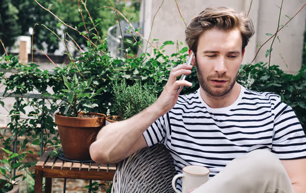 Man aan de telefoon